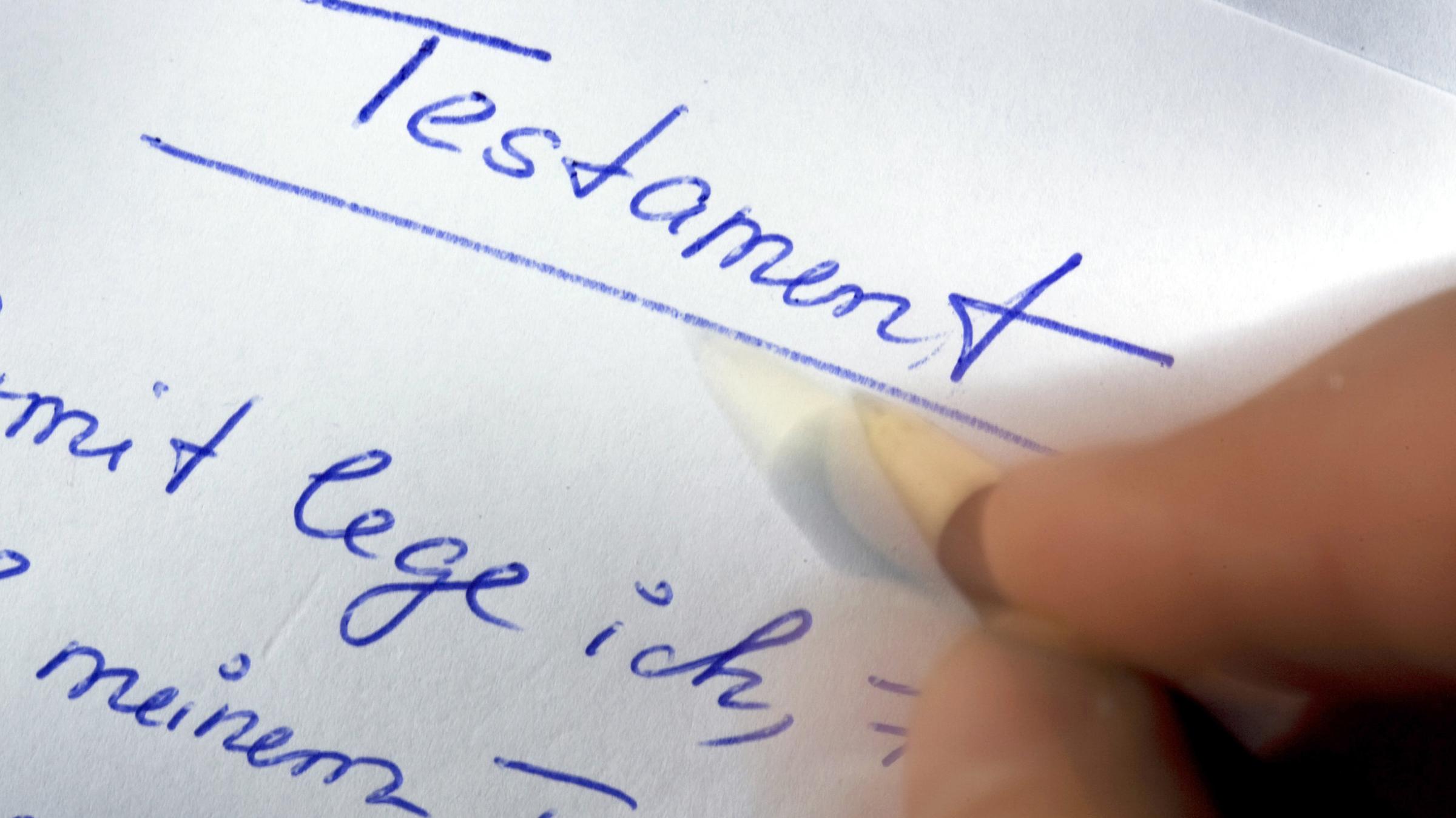 Ein handschriftliches Testament wird verfasst