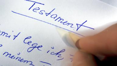 Ein handschriftliches Testament wird verfasst