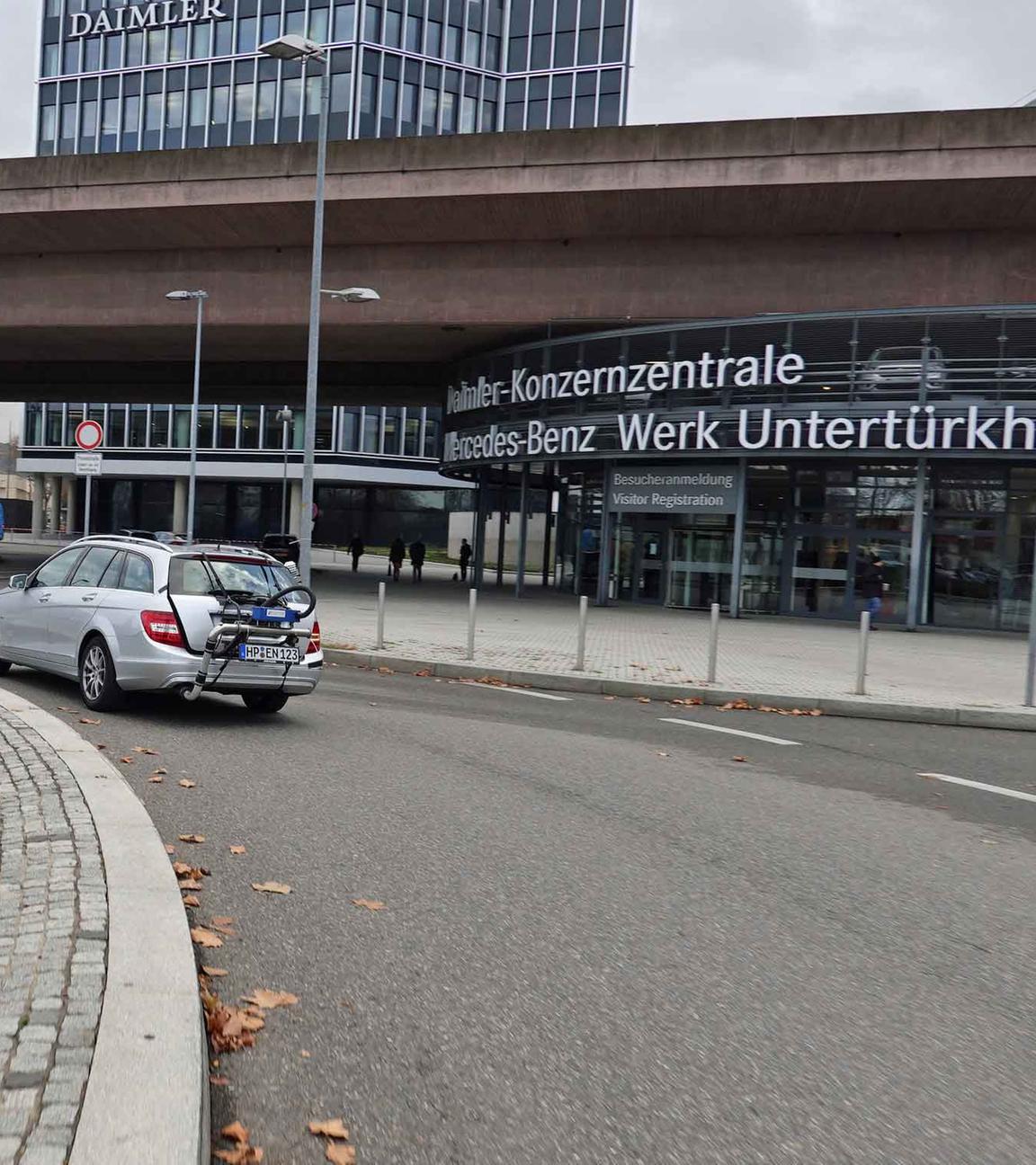 Testfahrzeug fährt an der Daimler-Zentrale vorbei