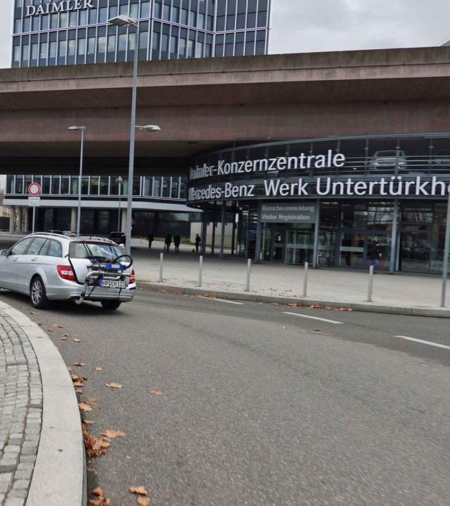 Testfahrzeug fährt an der Daimler-Zentrale vorbei