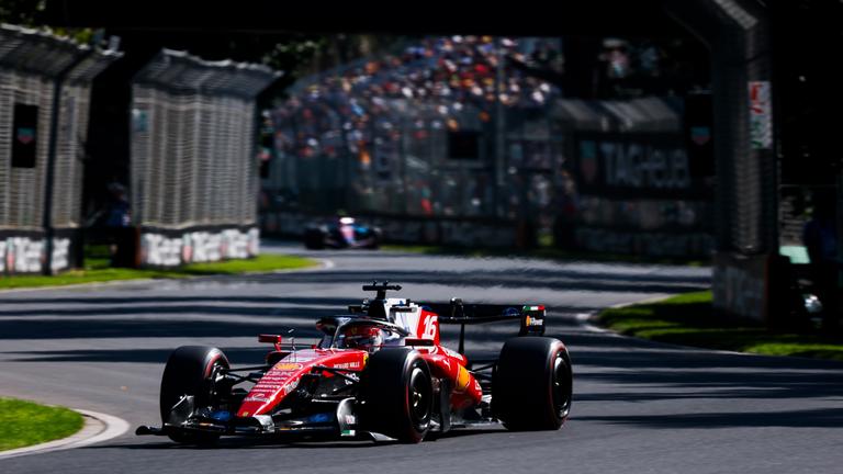 Charles Leclerc mit seinem F1-Wagen auf der Albert Park Circuit in Melbourne