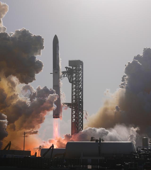 Die Rakete "Starship" von SpaceX startet von der Starbase in Texas zu einem Testflug.