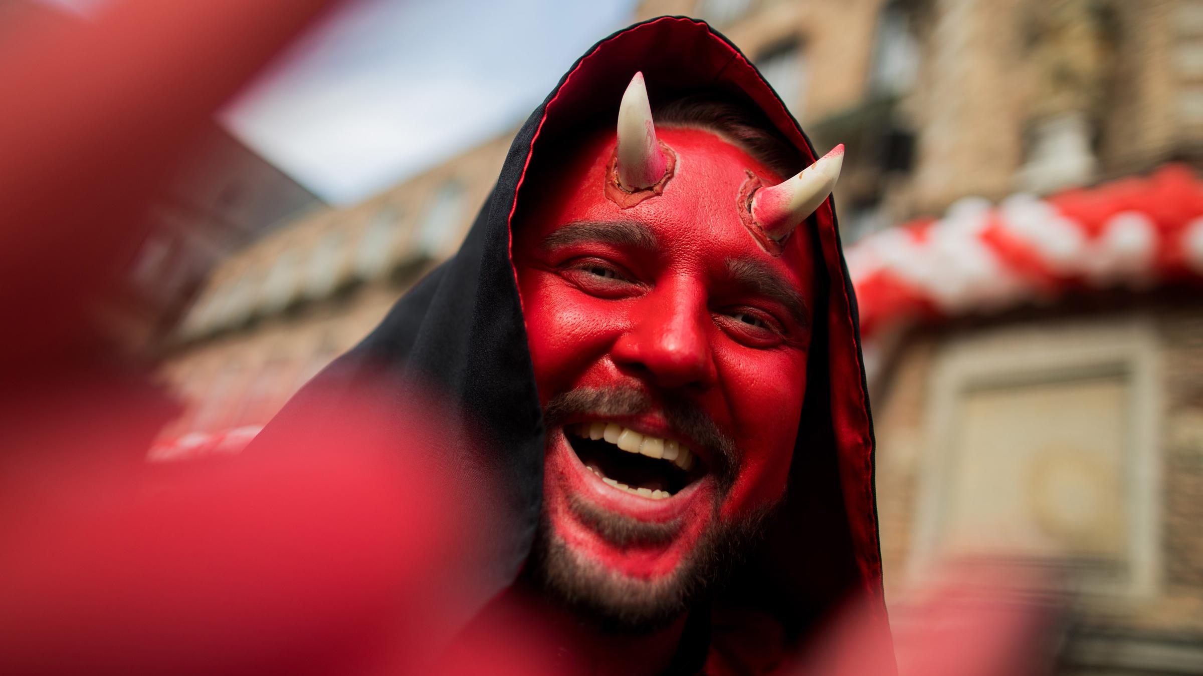 Ein Teufel an Weiberfastnacht in Düsseldorf