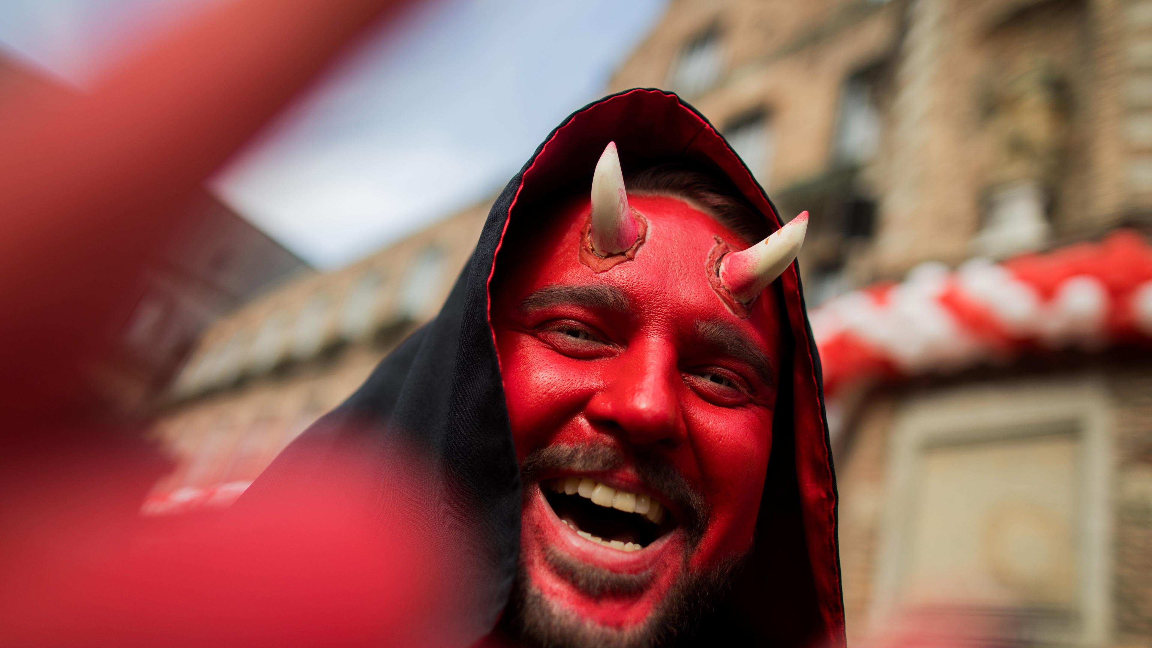 Ein Teufel an Weiberfastnacht in Düsseldorf