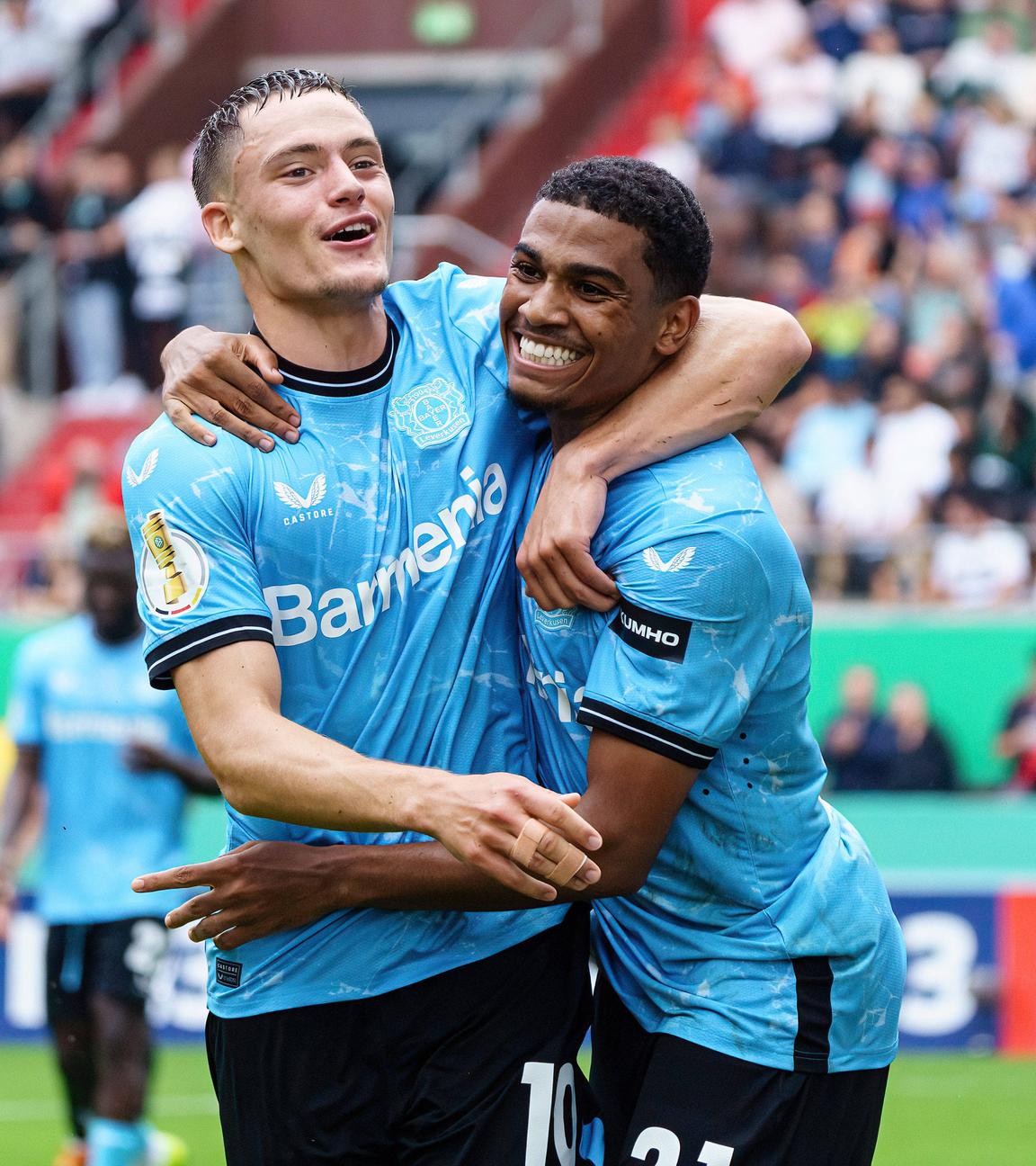 Florian Wirtz und Amine Adli beim Torjubel
