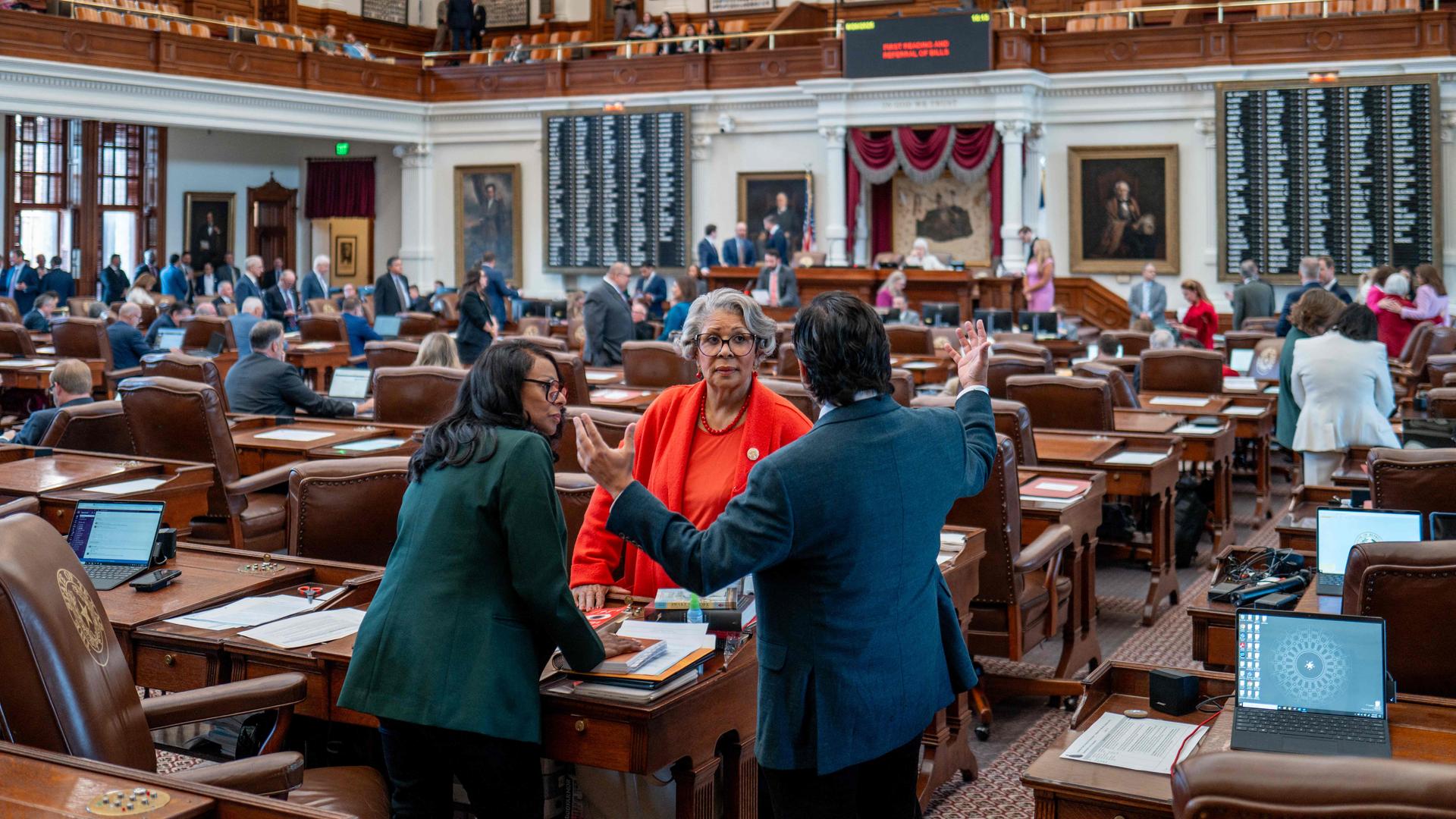 Die texanischen demokratischen Abgeordneten Nicole Collier, Senfronia Thompson und Diego Bernal sprechen während einer Sitzung des Repräsentantenhauses.