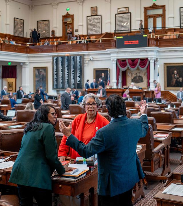 Die texanischen demokratischen Abgeordneten Nicole Collier, Senfronia Thompson und Diego Bernal sprechen während einer Sitzung des Repräsentantenhauses.