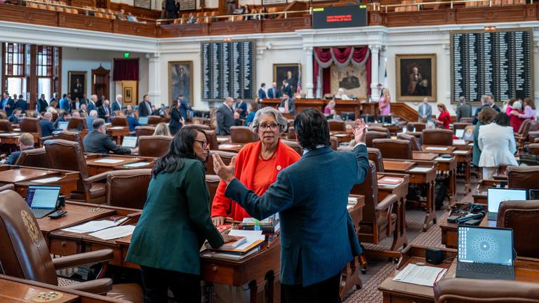 Die texanischen demokratischen Abgeordneten Nicole Collier, Senfronia Thompson und Diego Bernal sprechen während einer Sitzung des Repräsentantenhauses.