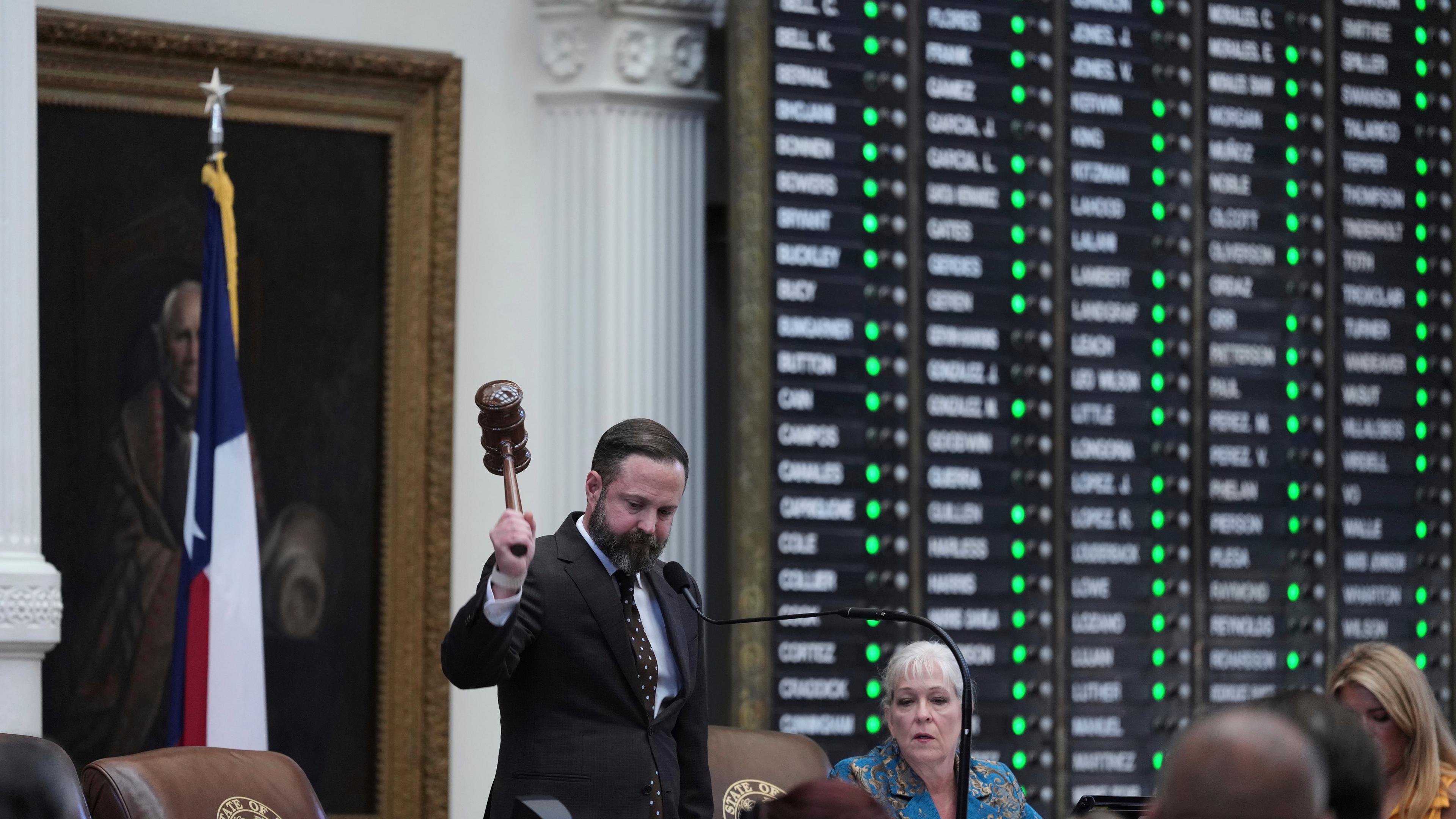 Der Sprecher des texanischen Repräsentantenhauses, Dustin Burrows, schlägt den Hammer an, als das Repräsentantenhaus eine Sondersitzung einberuft, die beschlussfähig ist.
