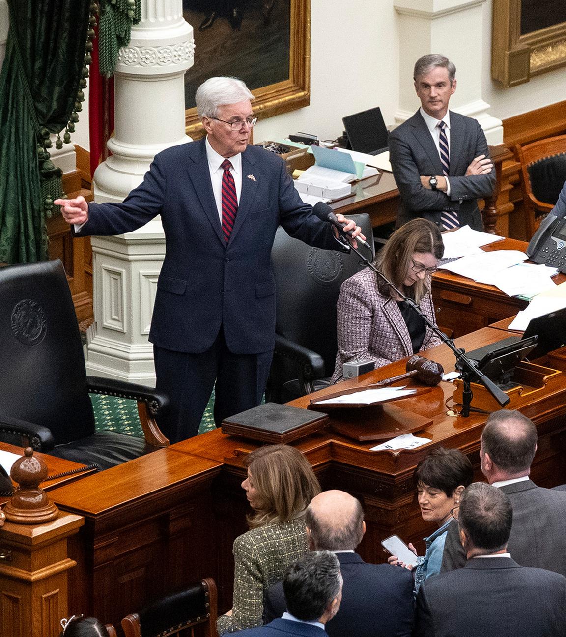 Texas' Vizegouverneur Dan Patrick spricht am Samstag, den 23. August 2025, während einer Sondersitzung im Senatssaal des texanischen Kapitols in Austin zu den Abgeordneten.