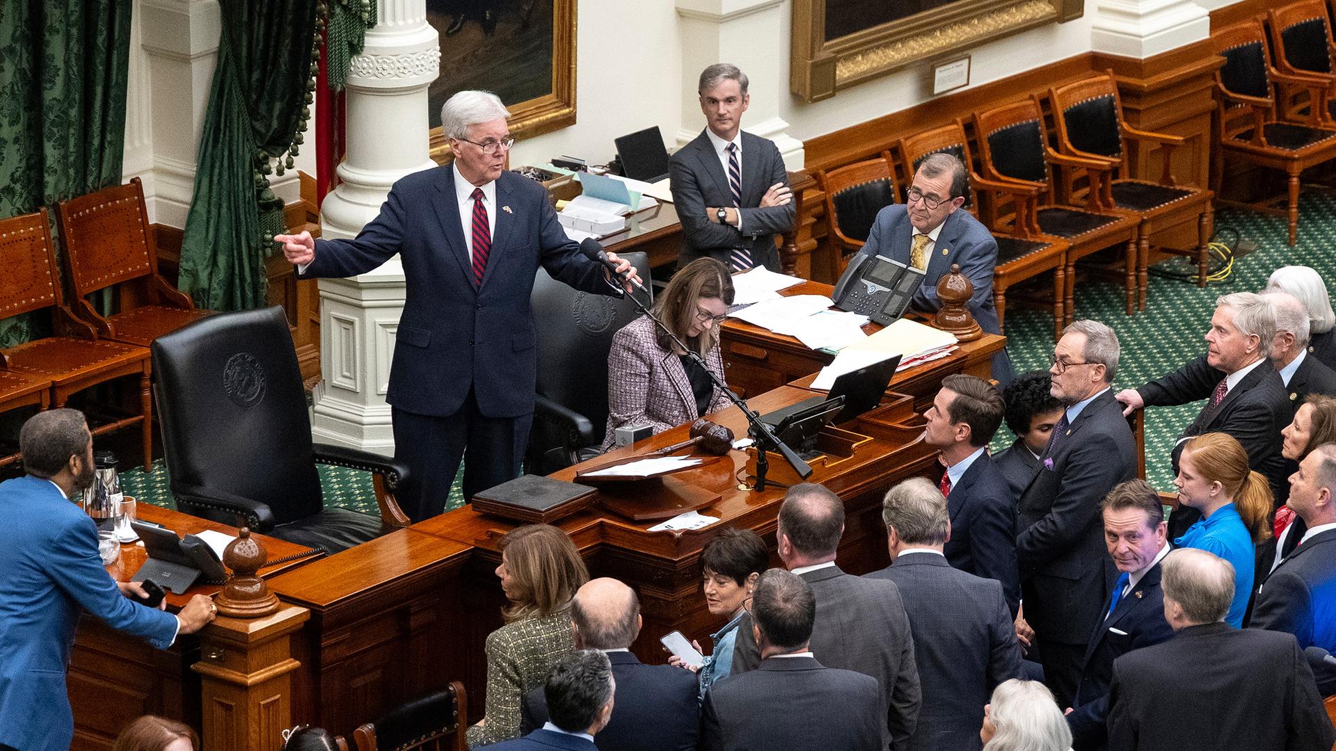Texas' Vizegouverneur Dan Patrick spricht am Samstag, den 23. August 2025, während einer Sondersitzung im Senatssaal des texanischen Kapitols in Austin zu den Abgeordneten.