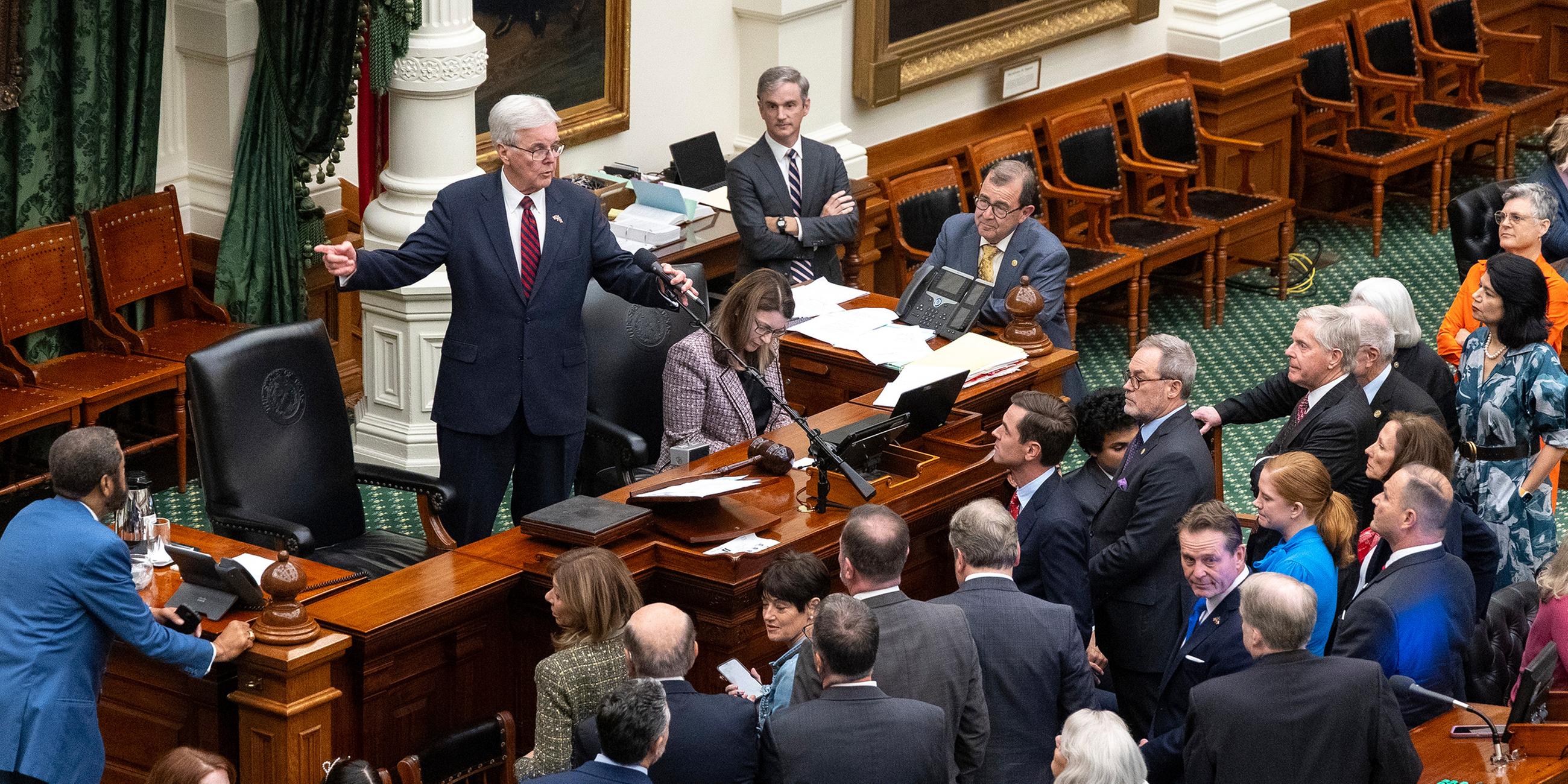 Texas' Vizegouverneur Dan Patrick spricht am Samstag, den 23. August 2025, während einer Sondersitzung im Senatssaal des texanischen Kapitols in Austin zu den Abgeordneten.