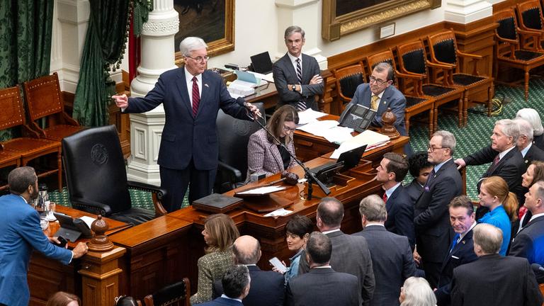 Texas' Vizegouverneur Dan Patrick spricht am Samstag, den 23. August 2025, während einer Sondersitzung im Senatssaal des texanischen Kapitols in Austin zu den Abgeordneten.