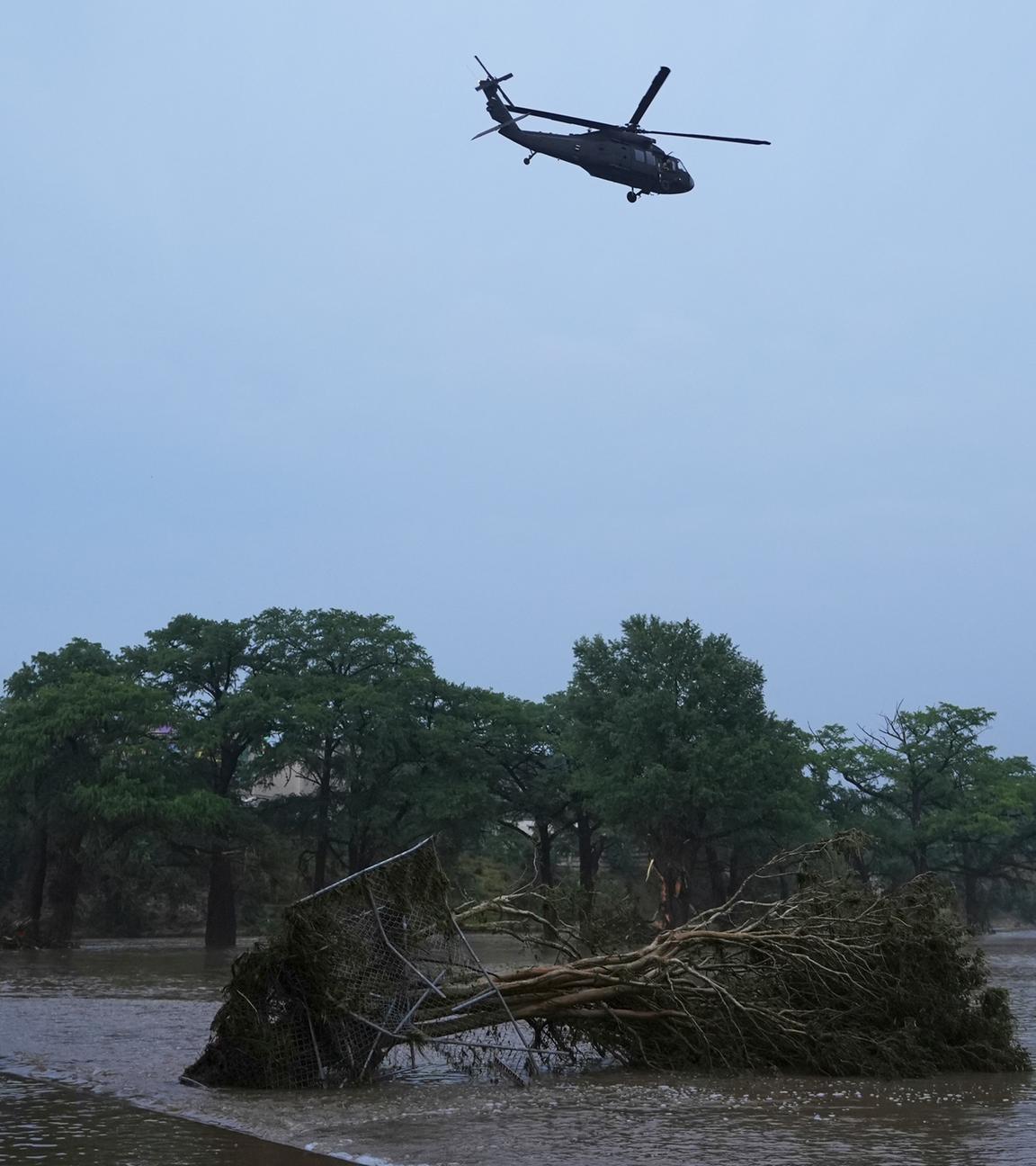Ein Helikopter fliegt über Texas.
