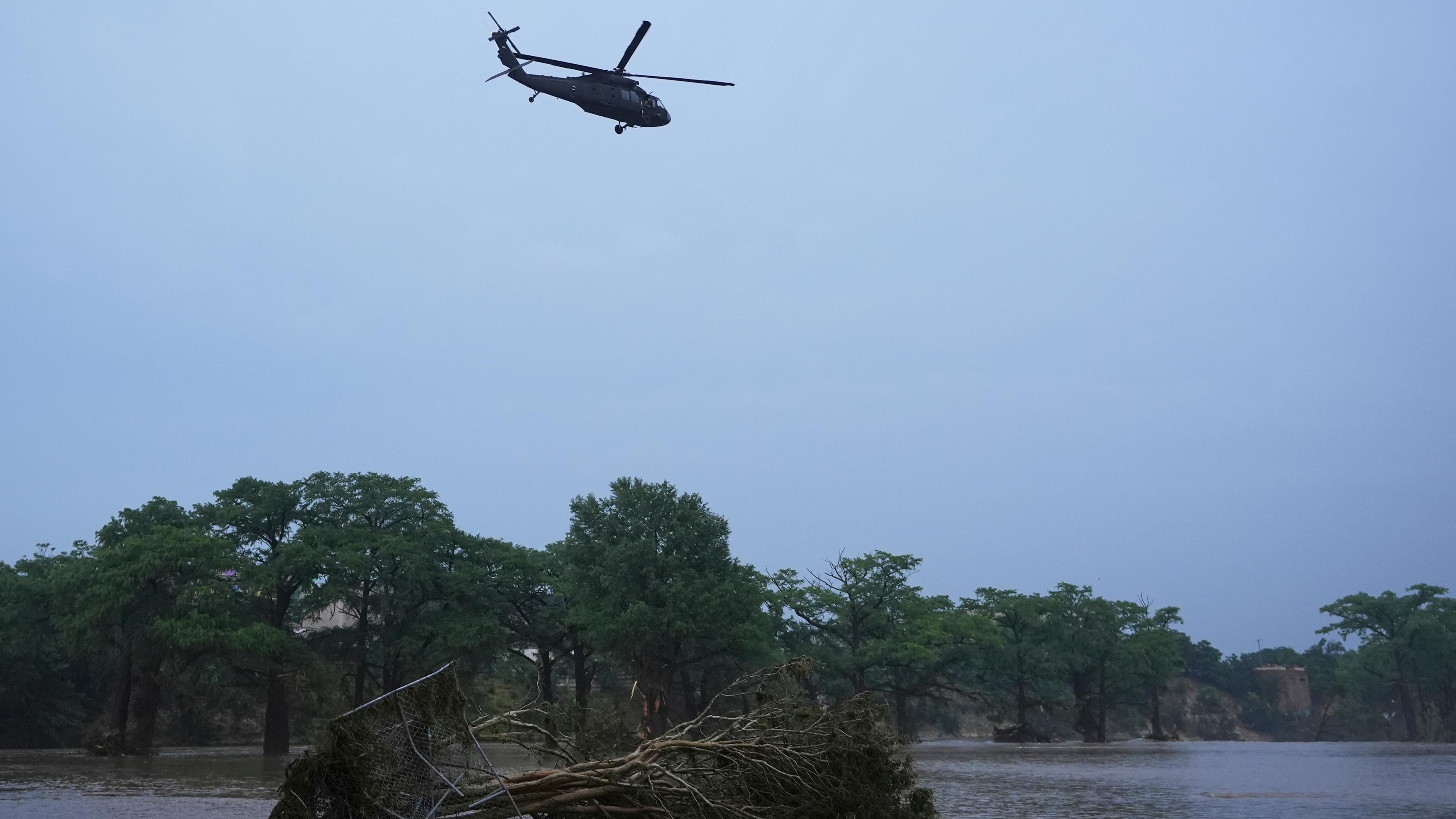 Ein Helikopter fliegt über Texas.