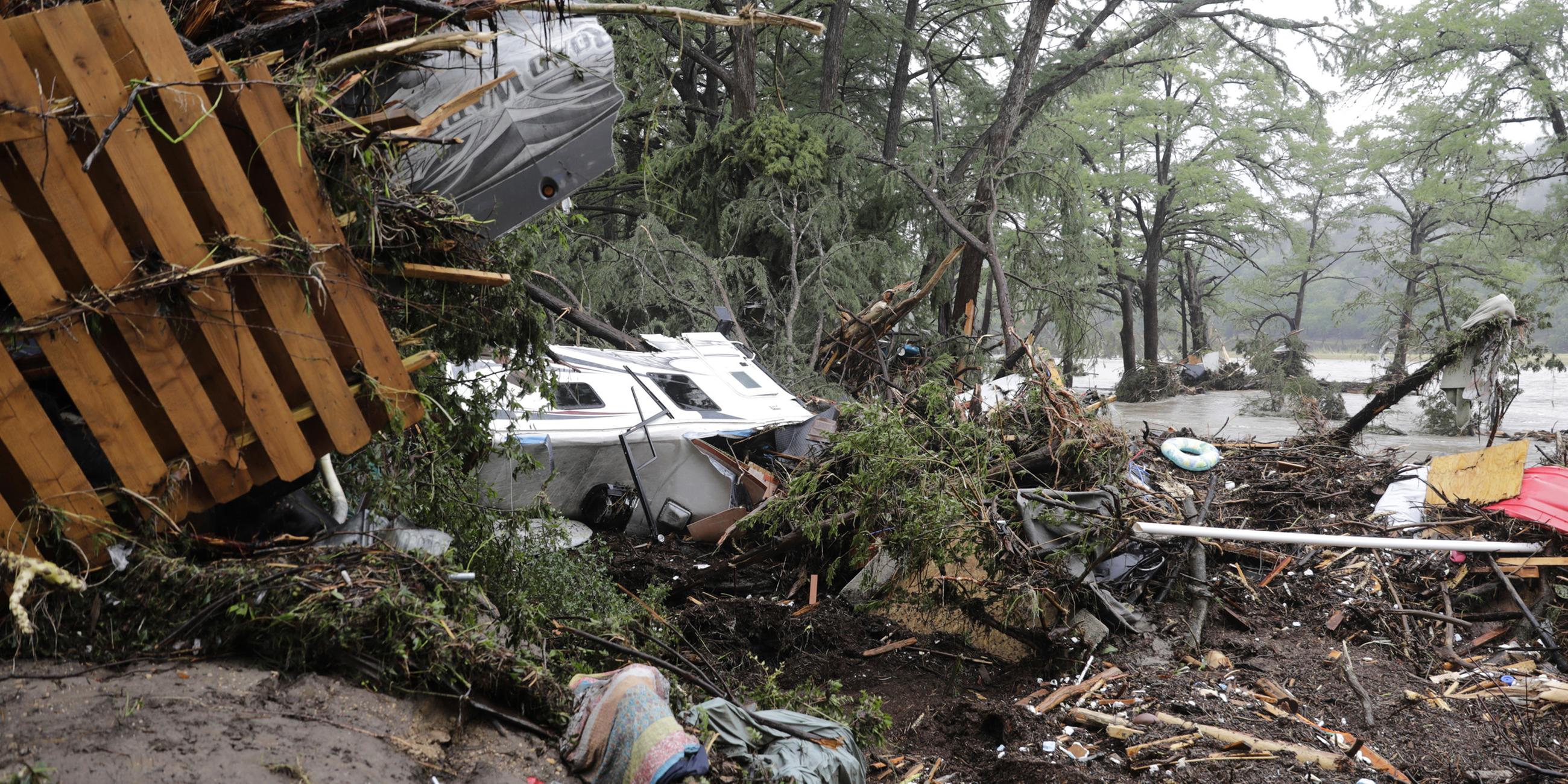 Beschädigte Fahrzeuge und Trümmer sind nach Überschwemmungen am Ufer des Guadalupe River in Ingram, Texas, am Freitag, dem 4. Juli 2025, abgesperrt zu sehen.