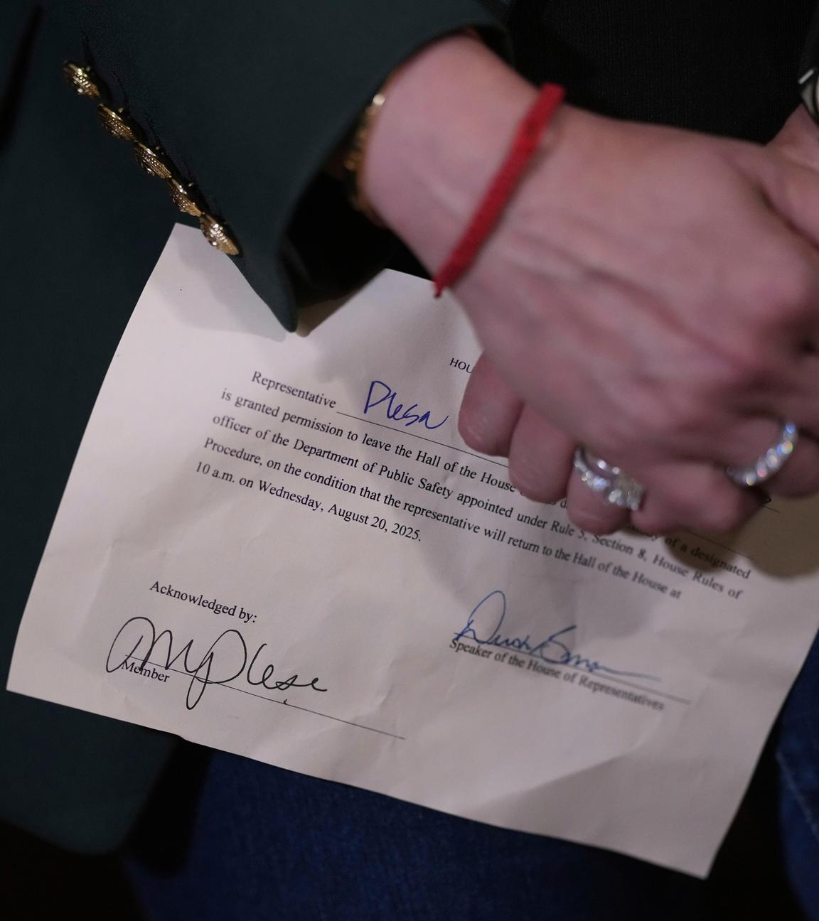 Die demokratische Abgeordnete des Bundesstaates Texas, Mihaela Plesa, hält ihre „Erlaubnisscheine“ vor dem Plenarsaal des Repräsentantenhauses in Austin, Texas. 