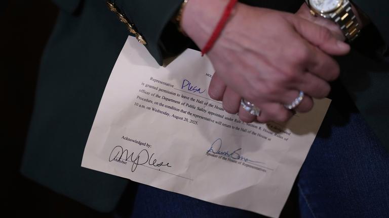 Die demokratische Abgeordnete des Bundesstaates Texas, Mihaela Plesa, hält ihre „Erlaubnisscheine“ vor dem Plenarsaal des Repräsentantenhauses in Austin, Texas. 