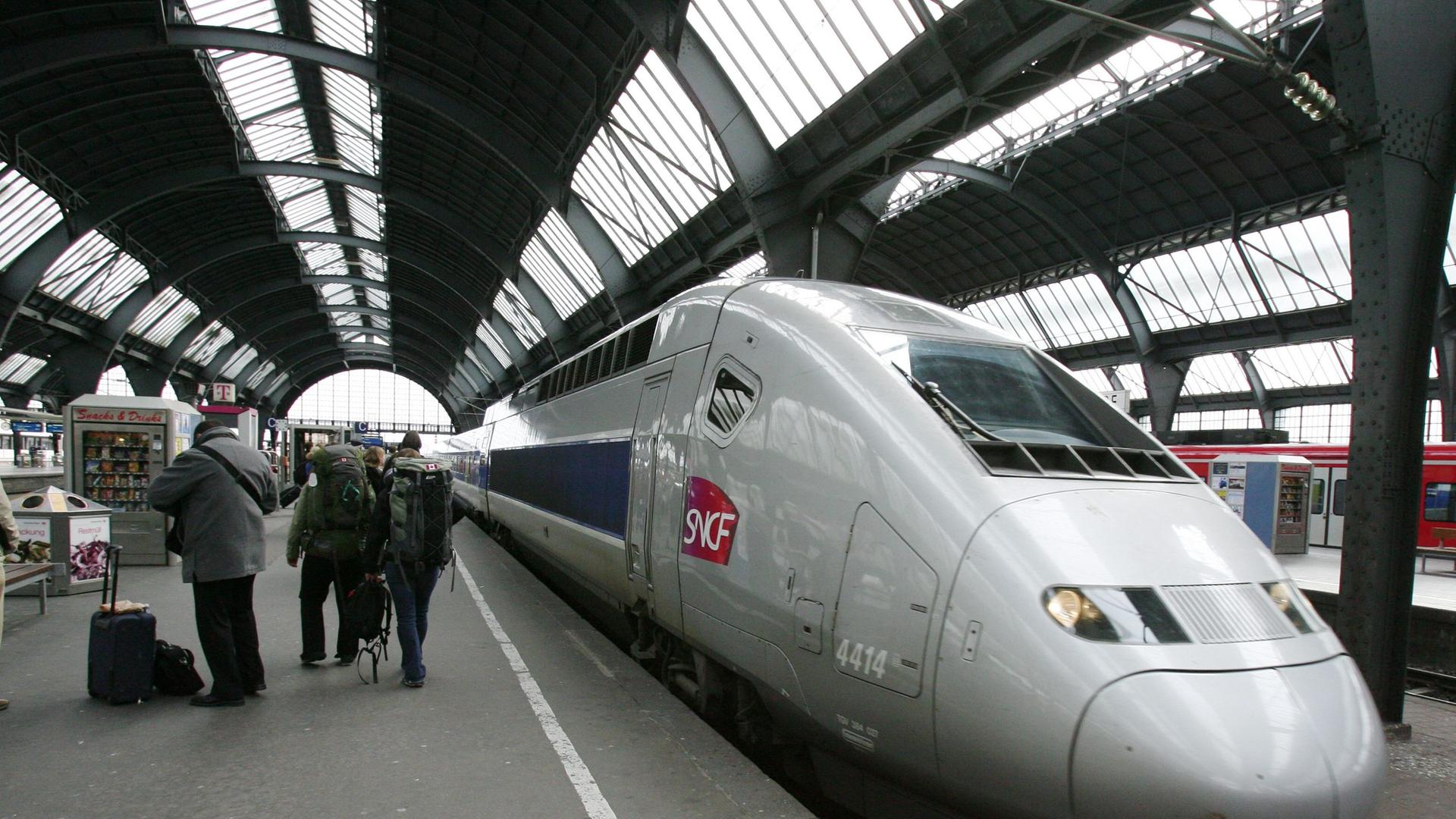 TGV im Bahnhof Karlsruhe 
