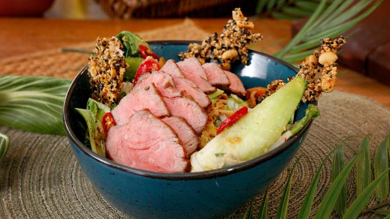 Thai-Nudelsalat angerichtet in einer blauen Schüssel