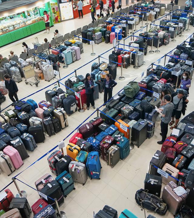 In der Ankunftshalle des internationalen Flughafens Suvarnabhumi in Samut Prakan, Thailand, türmen sich Reihen von nicht zugestelltem Gepäck.