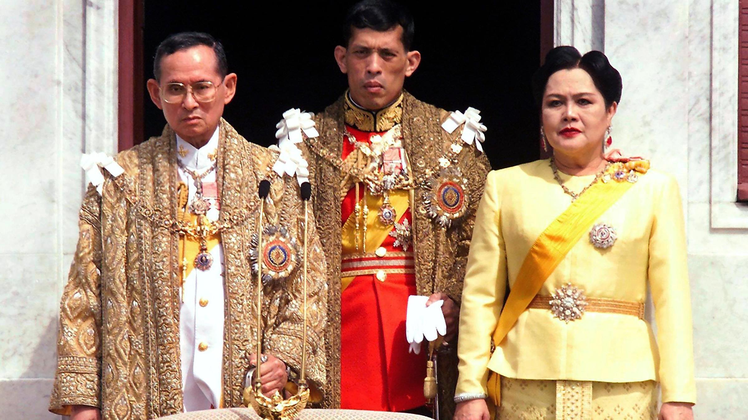 König Bhumibol und Königin Sirikit mit Sohn