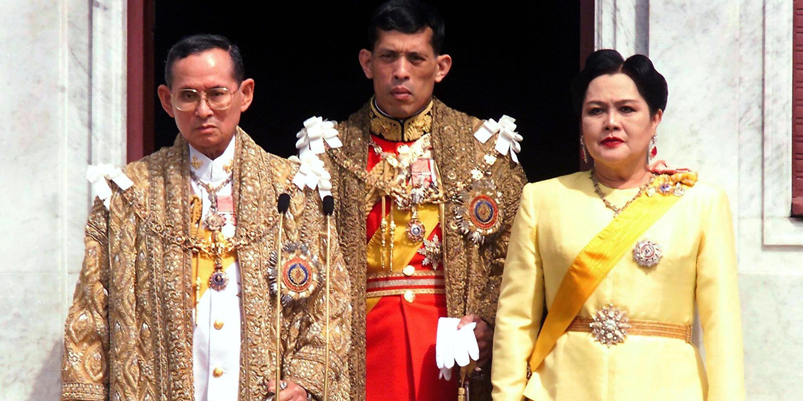König Bhumibol und Königin Sirikit mit Sohn