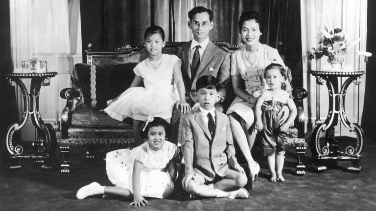 Thailand - König Bhumibol und Königin Sirikit mit ihren Kindern