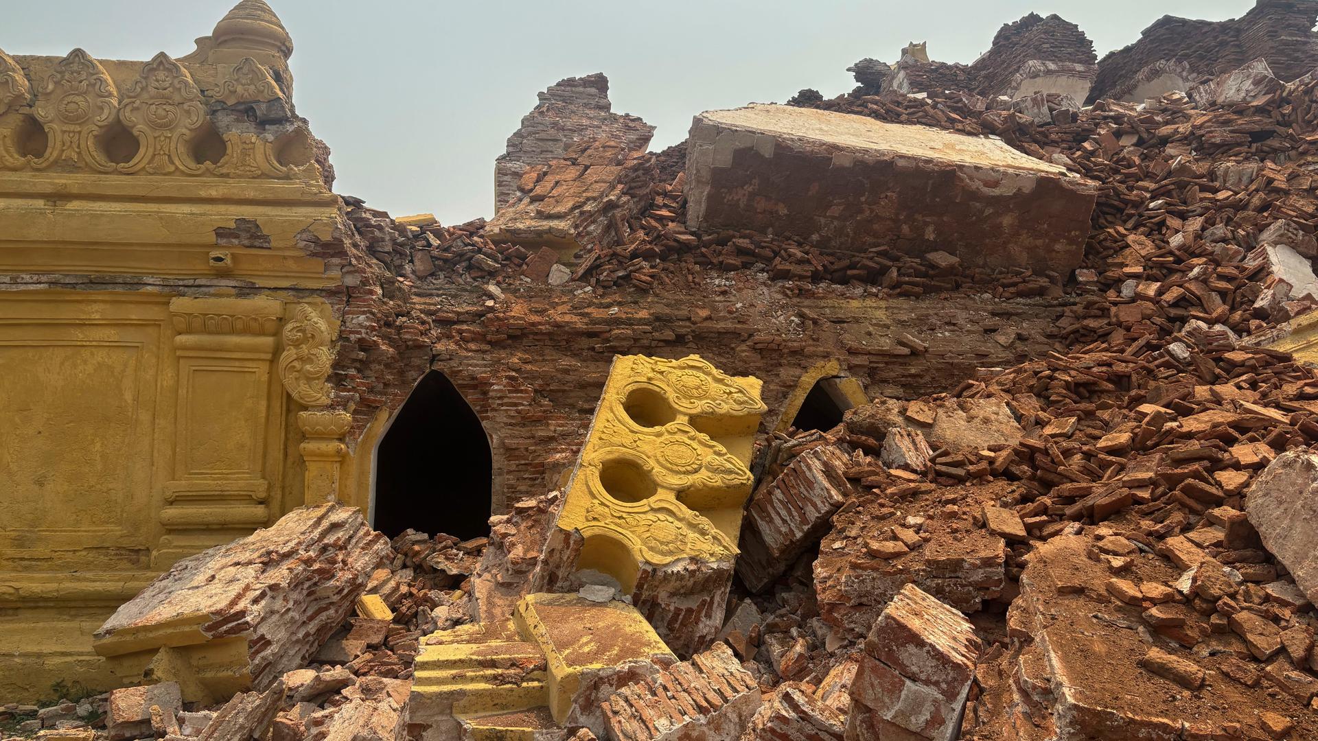 Das Maha Aungmye Bonzan Kloster, auch bekannt als Me Nu Brick Kloster, ist beim Erdbeben vom Freitag schwer beschädigt worden.
