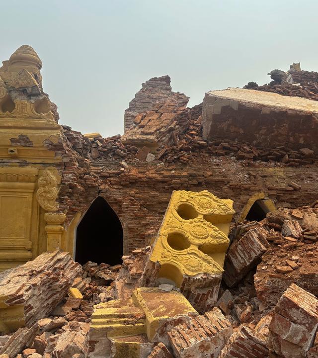 Das Maha Aungmye Bonzan Kloster, auch bekannt als Me Nu Brick Kloster, ist beim Erdbeben vom Freitag schwer beschädigt worden.