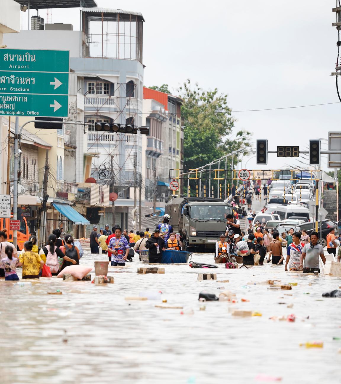 Thailand, Songkhla: Menschen waten durch das Hochwasser in der Provinz Songkhla im Süden Thailands.