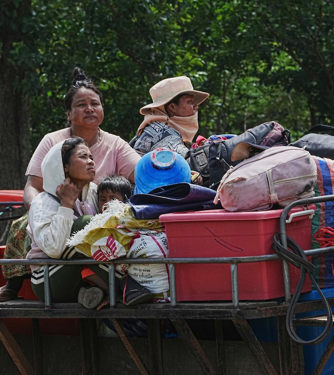Kambodschaner sitzen auf einem Traktor, während sie am Freitag, dem 25. Juli 2025, im Wat Tham Kambar in der Provinz Oddar Meanchey, Kambodscha, Zuflucht suchen. 