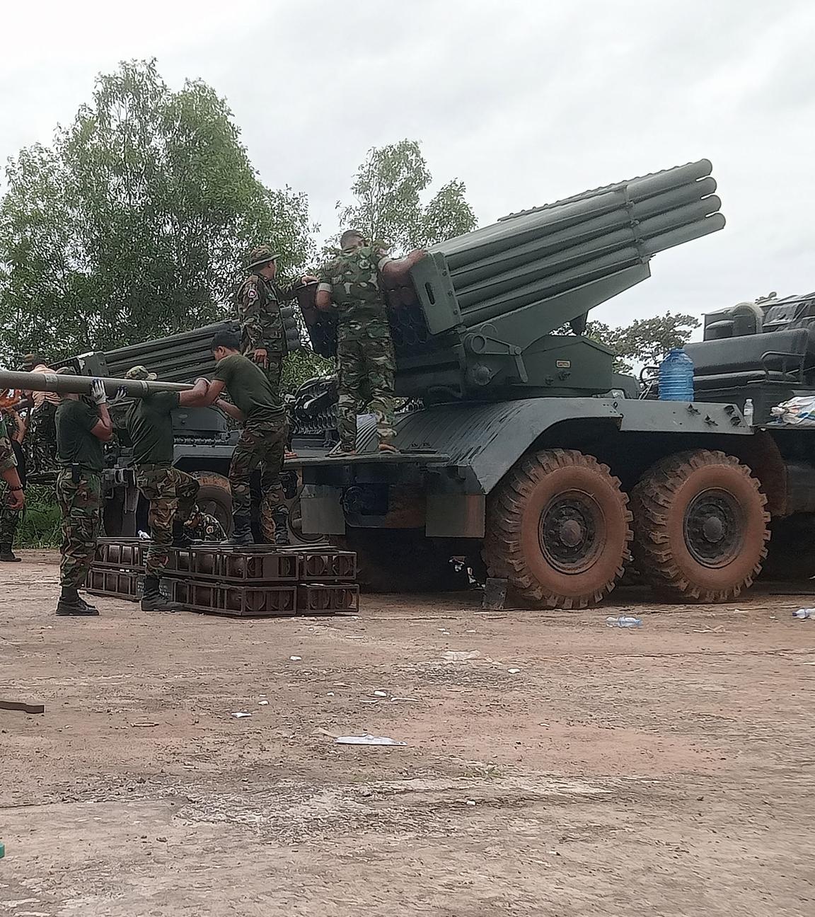 Kambodschanische Soldaten laden am 24. Juli 2025 in der Provinz Preah Vihear den Mehrfachraketenwerfer BM-21 nach. 
