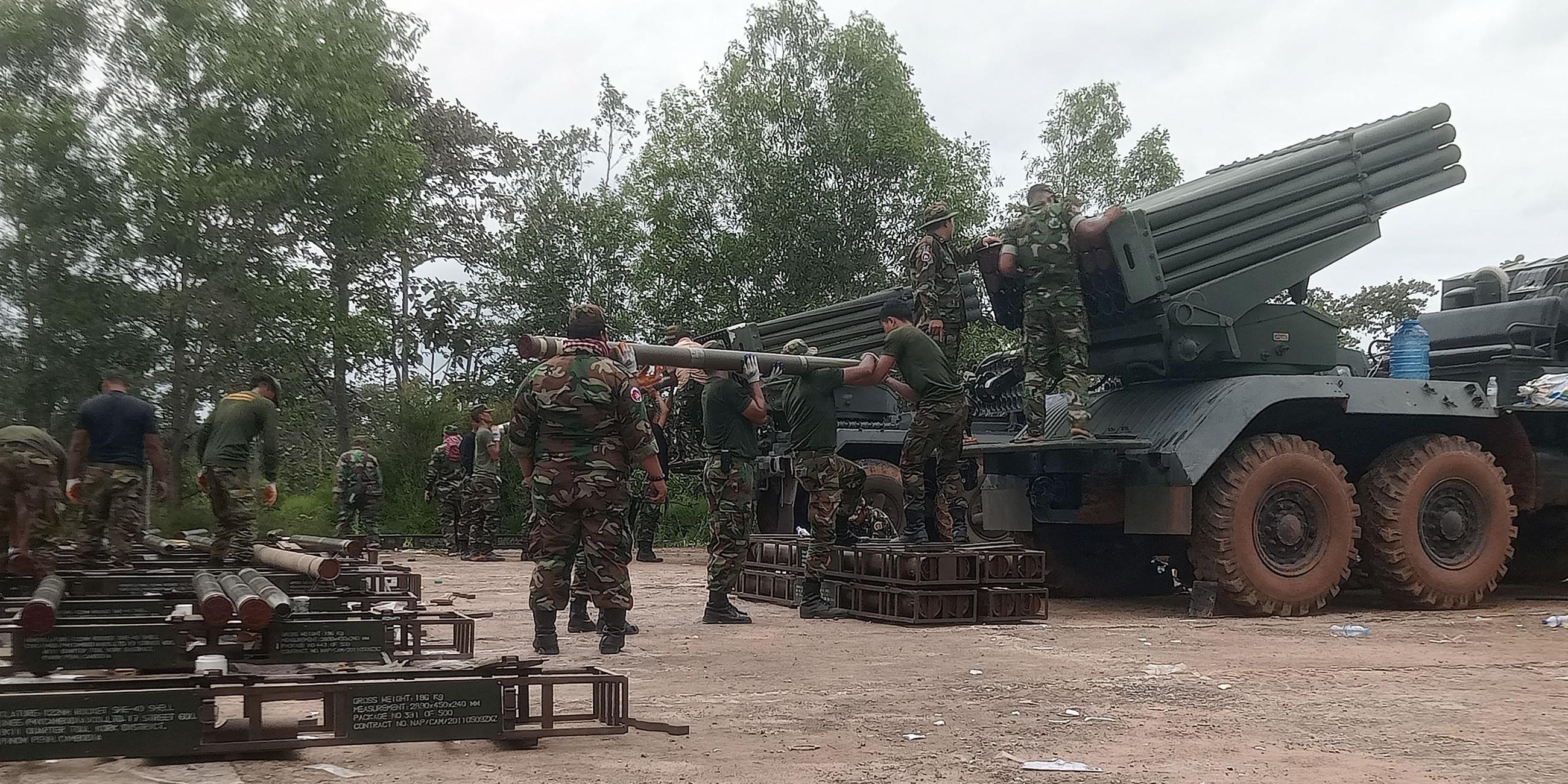 Kambodschanische Soldaten laden am 24. Juli 2025 in der Provinz Preah Vihear den Mehrfachraketenwerfer BM-21 nach. 
