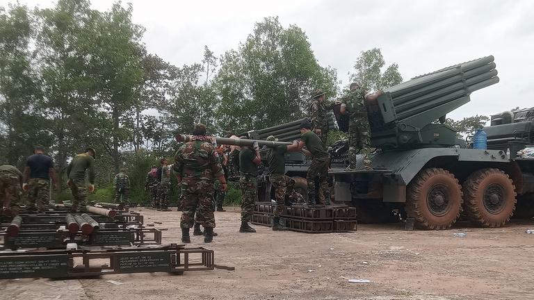 Kambodschanische Soldaten laden am 24. Juli 2025 in der Provinz Preah Vihear den Mehrfachraketenwerfer BM-21 nach. 