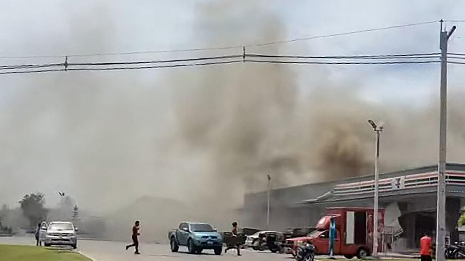 Dieses Einzelbild aus einem UGC-Video, aufgenommen und auf Facebook gepostet von Chatchak Ratsamikaeo am 24. Juli 2025, zeigt Rauch, der vom Dach eines an eine Tankstelle angeschlossenen Supermarkts in der Provinz Sisaket aufsteigt, nachdem dieser von einer Rakete aus Kambodscha getroffen wurde. 