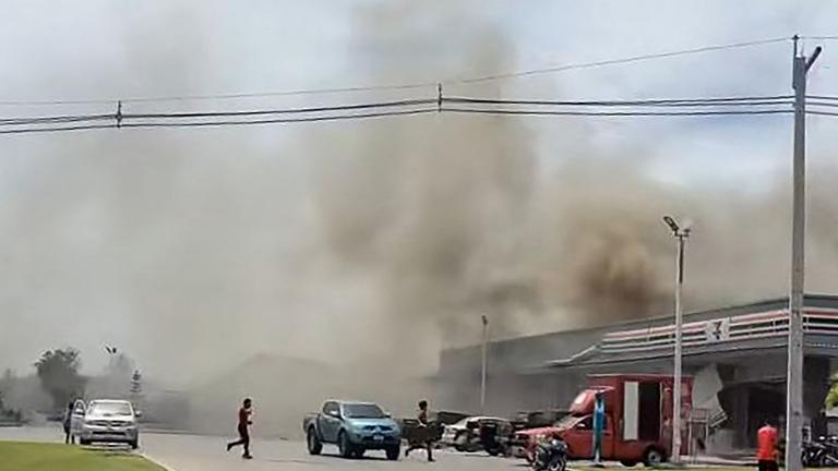 Dieses Einzelbild aus einem UGC-Video, aufgenommen und auf Facebook gepostet von Chatchak Ratsamikaeo am 24. Juli 2025, zeigt Rauch, der vom Dach eines an eine Tankstelle angeschlossenen Supermarkts in der Provinz Sisaket aufsteigt, nachdem dieser von einer Rakete aus Kambodscha getroffen wurde. 