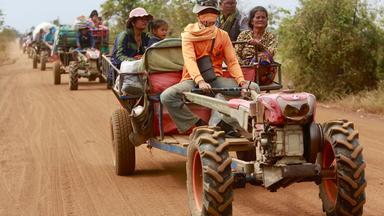 Menschen, die aus einem umstrittenen Gebiet fliehen, ziehen am 10. 12. 2025 durch eine Straße in der Provinz Oddar Meanchey, Kambodscha. 