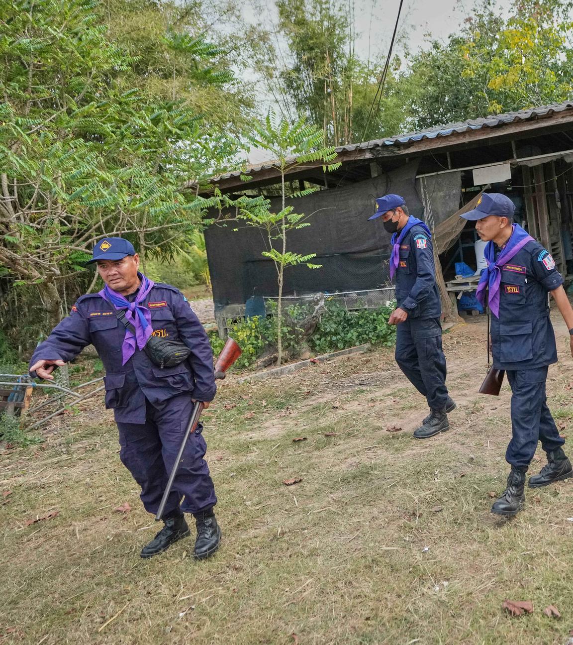  Thailand, Buriram: Freiwillige der Dorfsicherheit patrouillieren in der Gemeinde.