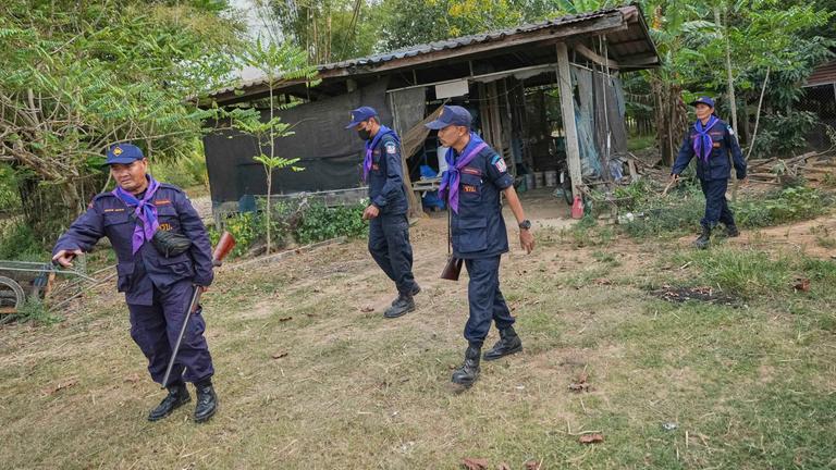  Thailand, Buriram: Freiwillige der Dorfsicherheit patrouillieren in der Gemeinde.