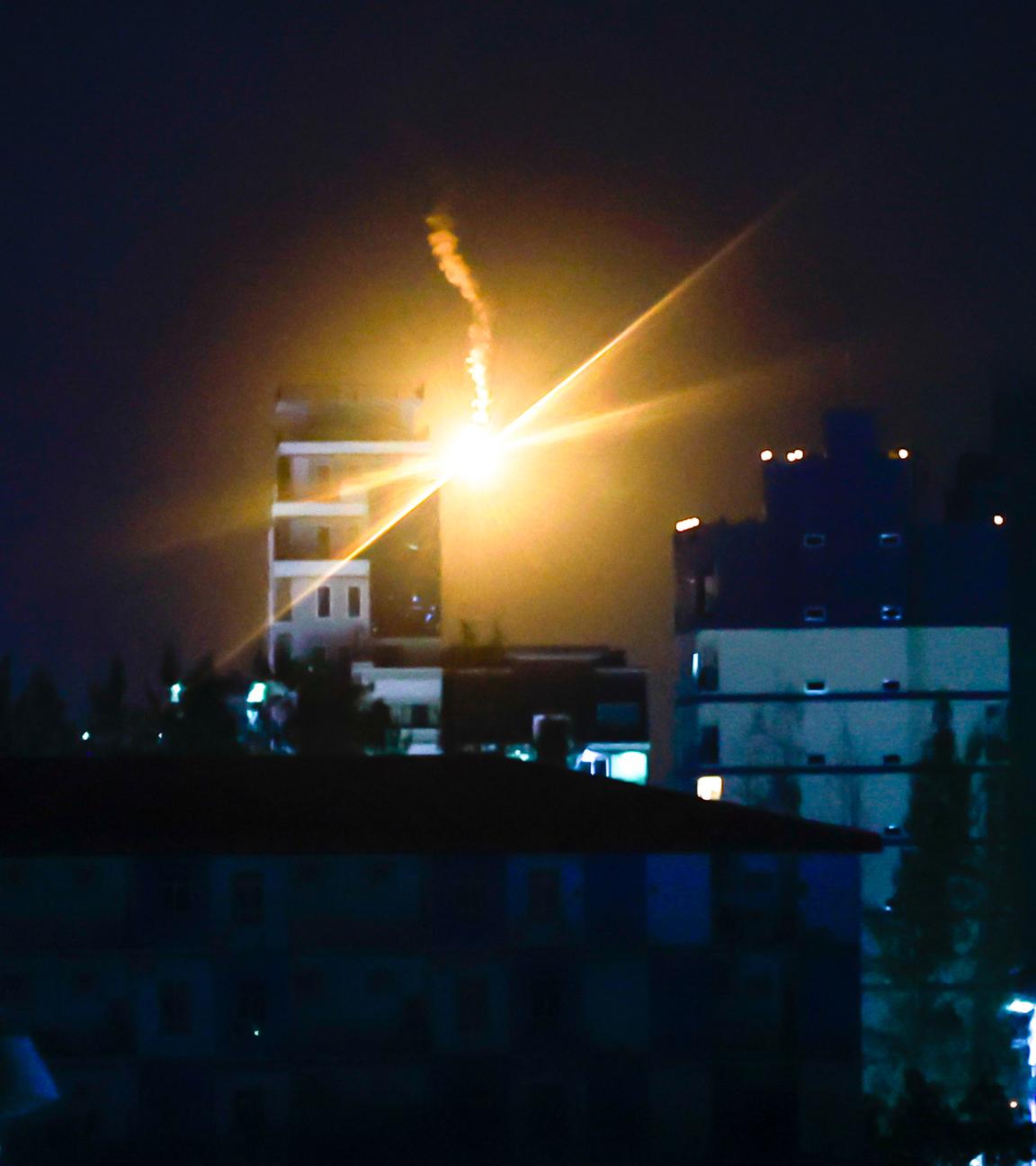 Von thailändischen Streitkräften abgefeuerte Leuchtraketen nach Zusammenstößen zwischen thailändischen und kambodschanischen Soldaten