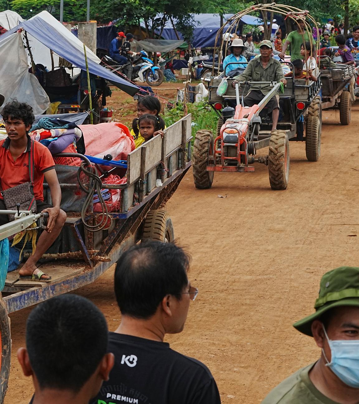 Kambodschaner sitzen auf einem Traktorwagen und suchen Zuflucht in der Batthkoa-Grundschule in der Provinz Oddar Meanchey, Kambodscha, am Samstag, den 26. Juli 2025, während die Grenzkämpfe zwischen Thailand und Kambodscha in den dritten Tag gehen.