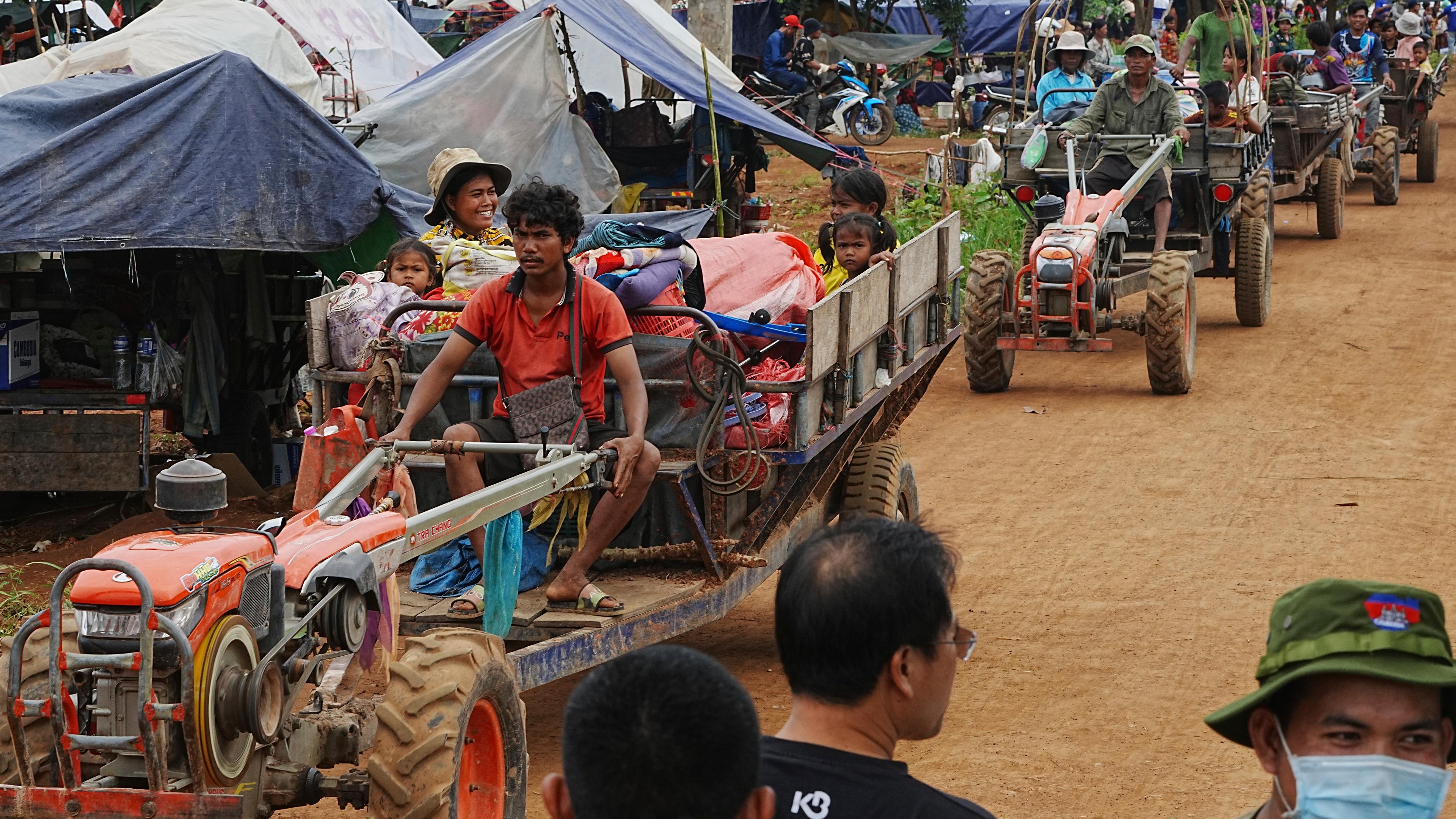 Kambodschaner sitzen auf einem Traktorwagen und suchen Zuflucht in der Batthkoa-Grundschule in der Provinz Oddar Meanchey, Kambodscha, am Samstag, den 26. Juli 2025, während die Grenzkämpfe zwischen Thailand und Kambodscha in den dritten Tag gehen.