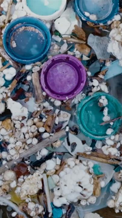 Plastikmüll schwimmt im Meer.