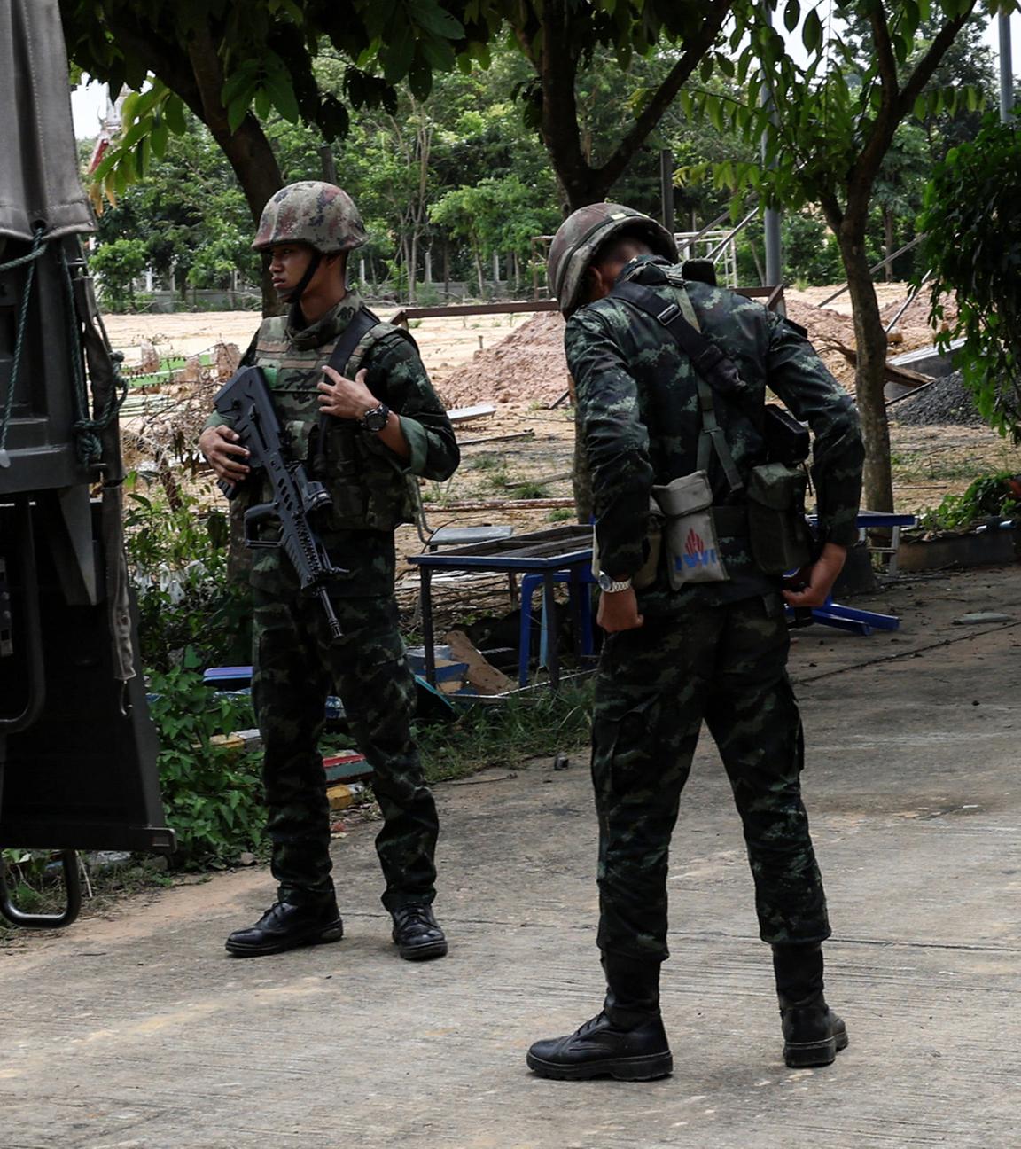 25.07.2025, Surin: Thailändische Soldaten stehen neben einem Militärfahrzeug in der Provinz Surin – angesichts der eskalierenden Spannungen im Grenzkonflikt mit Kambodscha.