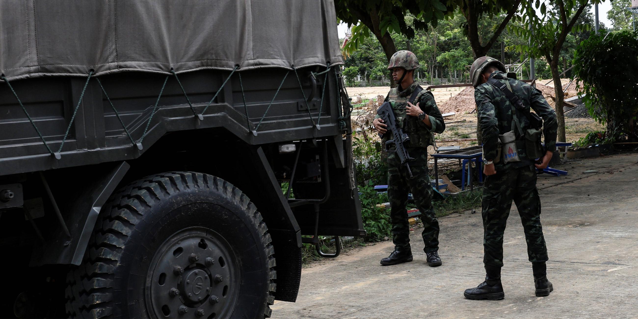 25.07.2025, Surin: Thailändische Soldaten stehen neben einem Militärfahrzeug in der Provinz Surin – angesichts der eskalierenden Spannungen im Grenzkonflikt mit Kambodscha.