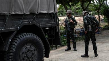 25.07.2025, Surin: Thailändische Soldaten stehen neben einem Militärfahrzeug in der Provinz Surin – angesichts der eskalierenden Spannungen im Grenzkonflikt mit Kambodscha.