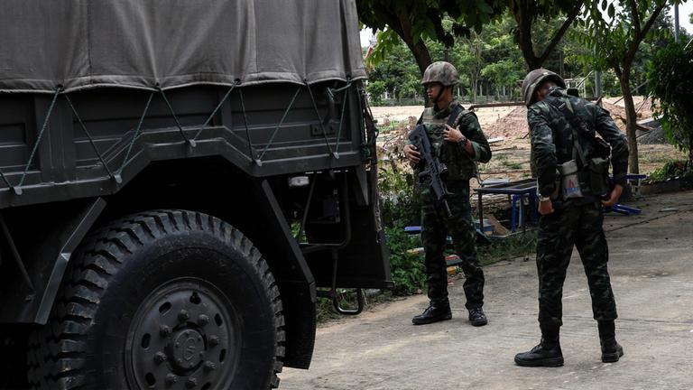 25.07.2025, Surin: Thailändische Soldaten stehen neben einem Militärfahrzeug in der Provinz Surin – angesichts der eskalierenden Spannungen im Grenzkonflikt mit Kambodscha.