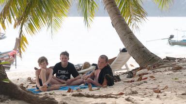 Wolfgang Geßl mit den Kindern Matthias Geßl und Leo Scharf am Strand.