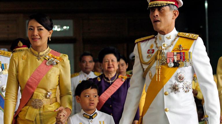 Thailand - Kronprinz Maha Vajiralongkorn seine damalige Frau Prinzessin Srirasmi und Sohn